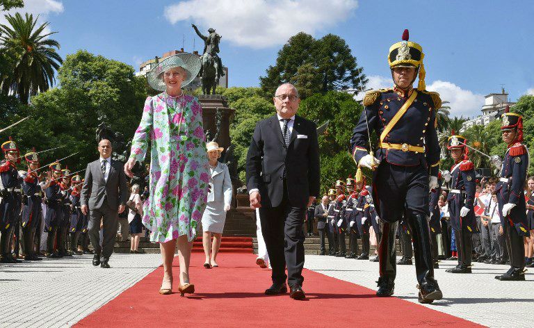 Acompañada por el canciller argentino, Jorge Faurie, la reina de Dinamarca rindió tributo ante el monumento al General San Martín en Retiro.