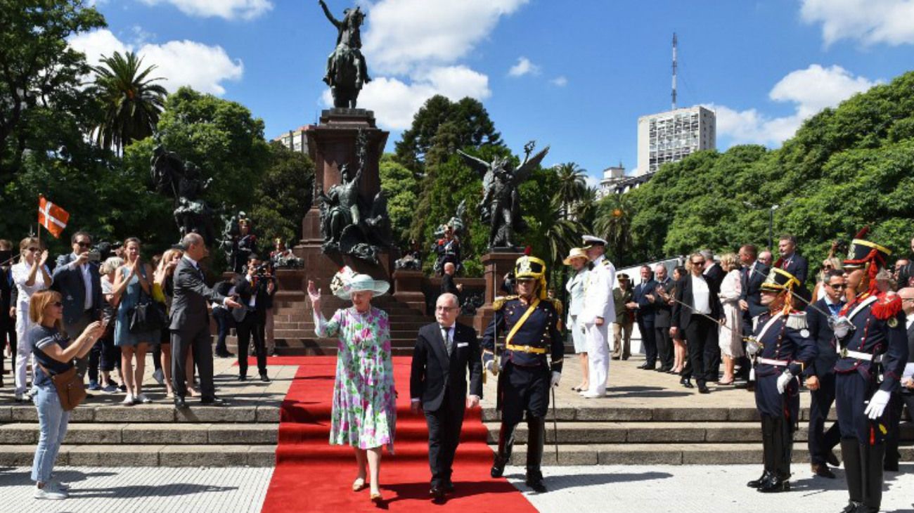 Acompañada por el canciller argentino, Jorge Faurie, la reina de Dinamarca rindió tributo ante el monumento al General San Martín en Retiro.