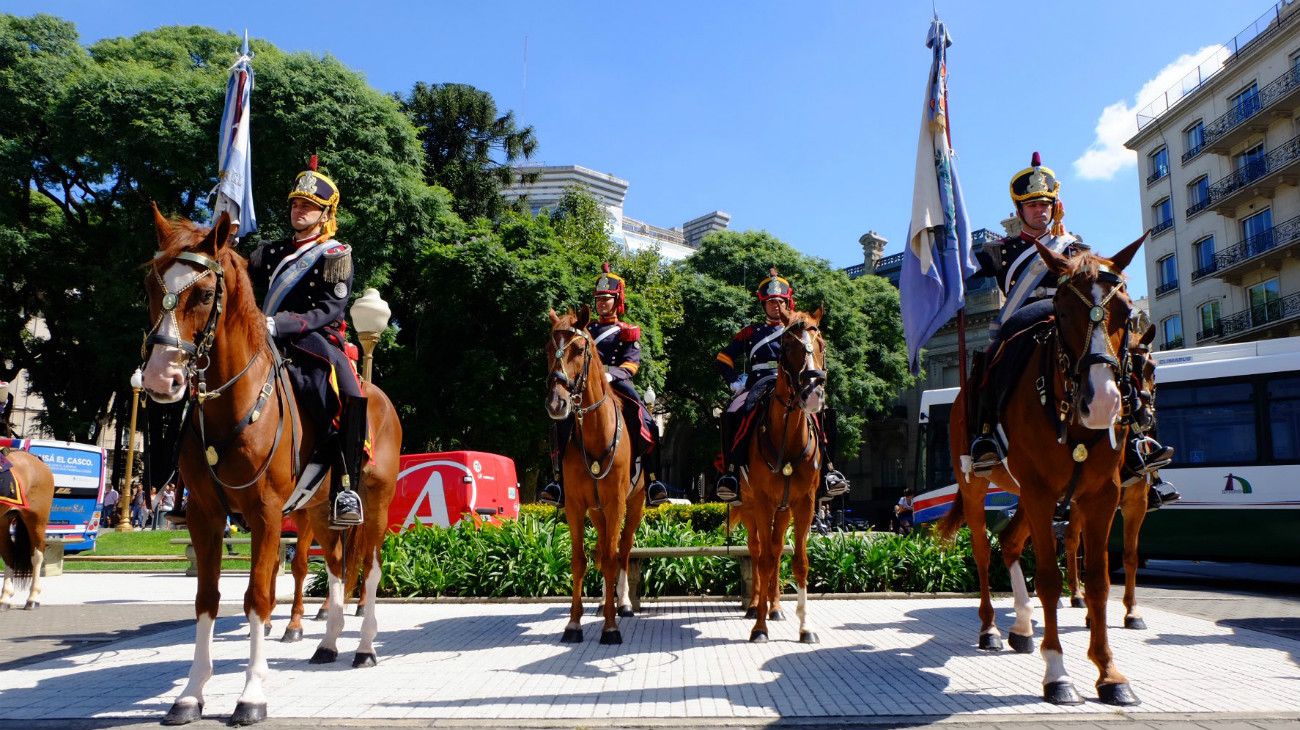 Acompañada por el canciller argentino, Jorge Faurie, la reina de Dinamarca rindió tributo ante el monumento al General San Martín en Retiro.