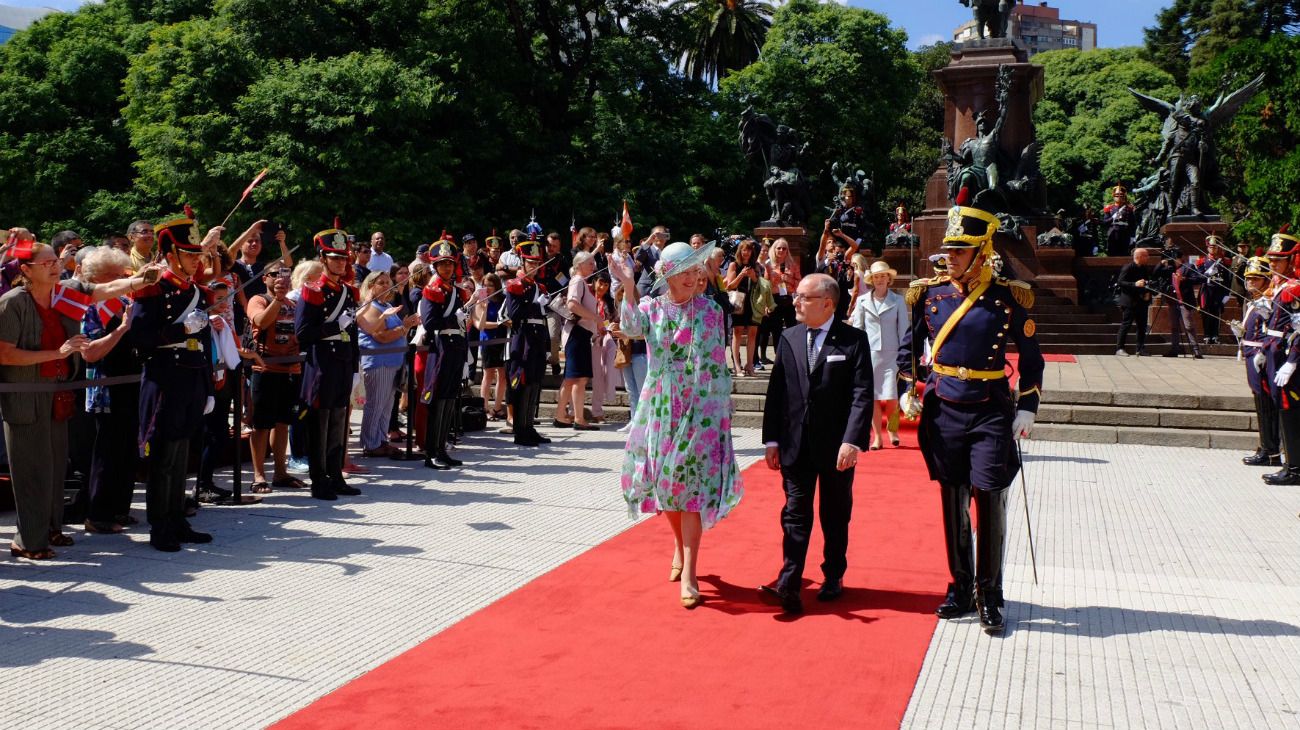 Acompañada por el canciller argentino, Jorge Faurie, la reina de Dinamarca rindió tributo ante el monumento al General San Martín en Retiro.