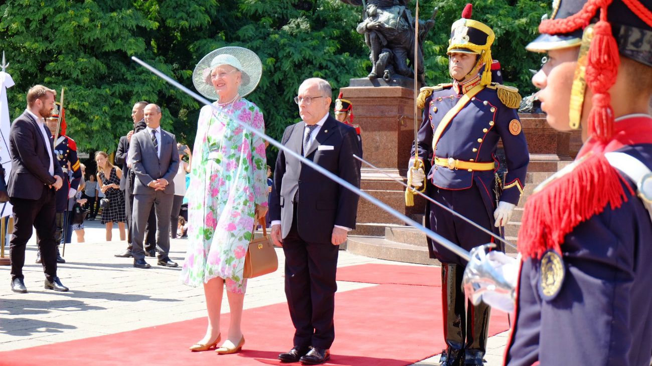 Acompañada por el canciller argentino, Jorge Faurie, la reina de Dinamarca rindió tributo ante el monumento al General San Martín en Retiro.