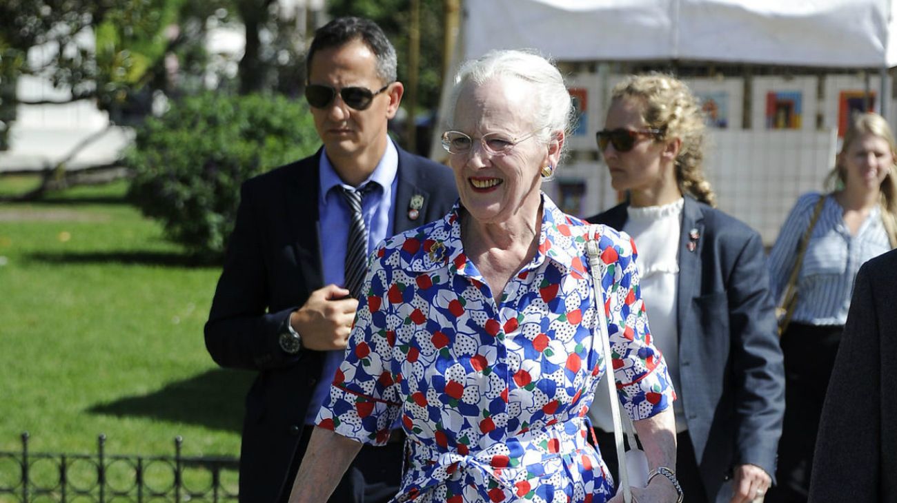 La reina Margarita II de Dinamarca aprovechó el domingo para hacer una visita privada al Cementerio de Recoleta.