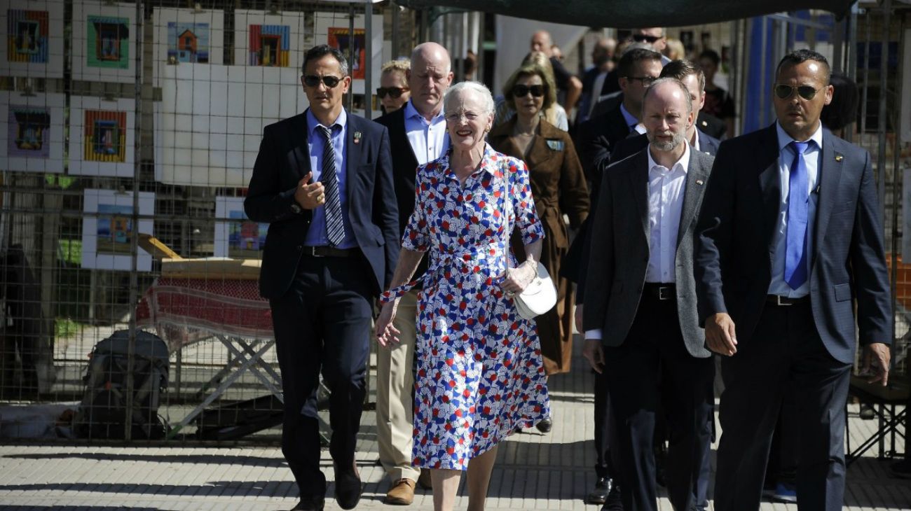 La reina Margarita II de Dinamarca aprovechó el domingo para hacer una visita privada al Cementerio de Recoleta.