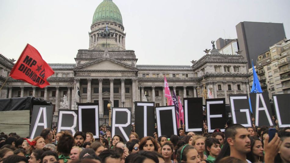 Marcha a favor de la legalización del aborto frente al Congreso