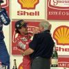 Fangio felicitando a Senna tras el triunfo en el Gran Premio de Brasil 1993. Fue la última vez que Ayrton subió al podio como local.