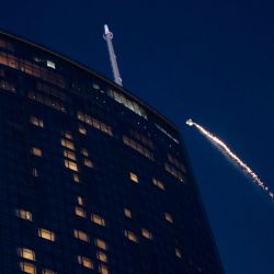 El equipo Red Bull Air Force se tiró desde las alturas para rodear los rascacielos del centro de Los Angeles sin paracaídas.