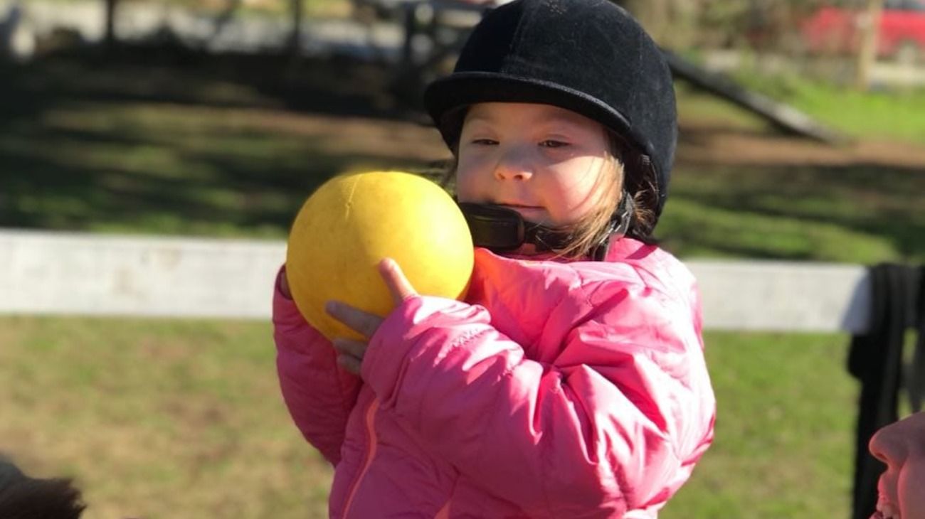 Tiziana tiene 5 años y Síndrome de Down. Practica equinoterapia para su estimulación.