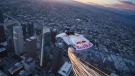 El equipo Red Bull Air Force se tiró desde las alturas para rodear los rascacielos del centro de Los Angeles sin paracaídas.