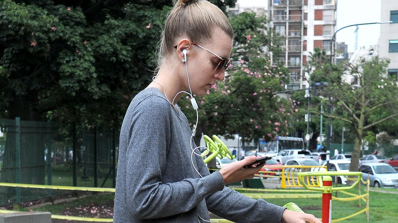 Amenaza. El oído no está preparado para defenderse de sonidos muy fuertes, mayores a 85 decibeles. Los auriculares que van dentro del oído producen más intensidad sonora que los de copa, los externos. 