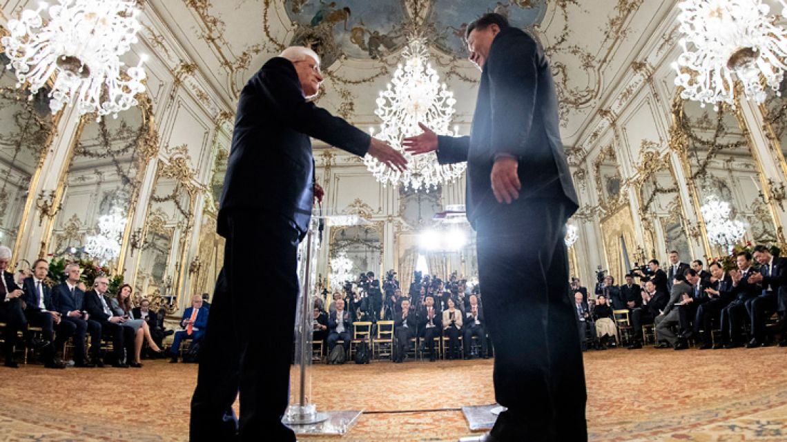 This photo taken and released on March 22, 2019 by the Quirinale Presidential Press Office, shows Italy's President Sergio Mattarella (left) and Chinese President Xi Jinping shaking hands after addressing a press conference following their meeting at the Quirinale presidential palace in Rome, as part of a two-day visit to Italy.  