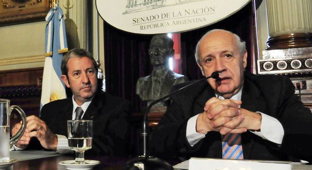 Archivo 2009: Cobos como vice escuchando a Lavagna, ya ex ministro, en el Senado.