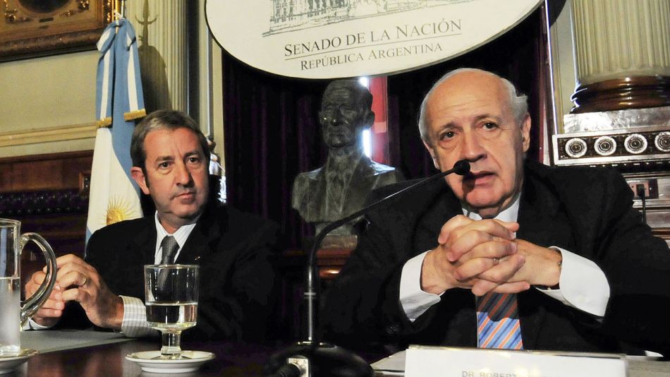 Archivo 2009: Cobos como vice escuchando a Lavagna, ya ex ministro, en el Senado.