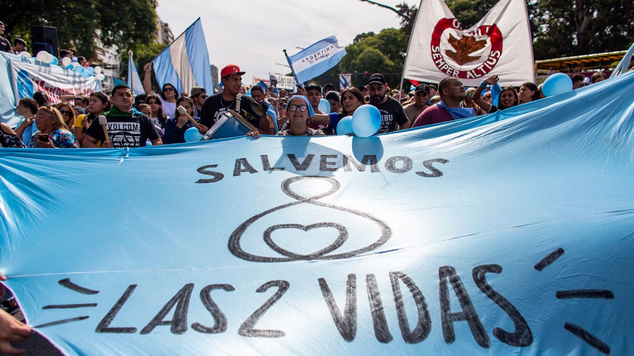 Contra el aborto. Con banderas de Argentina, los organismos que se autodenominan "pro vida" marcharon en diferentes puntos del país.  