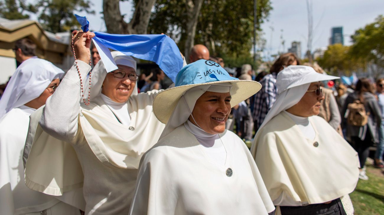 Contra el aborto. Con banderas de Argentina, los organismos que se autodenominan "pro vida" marcharon en diferentes puntos del país.  