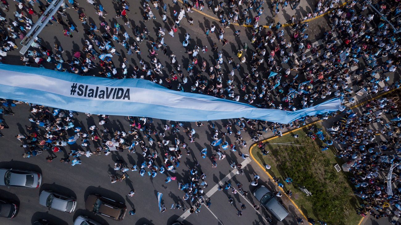 Contra el aborto. Con banderas de Argentina, los organismos que se autodenominan "pro vida" marcharon en diferentes puntos del país.  