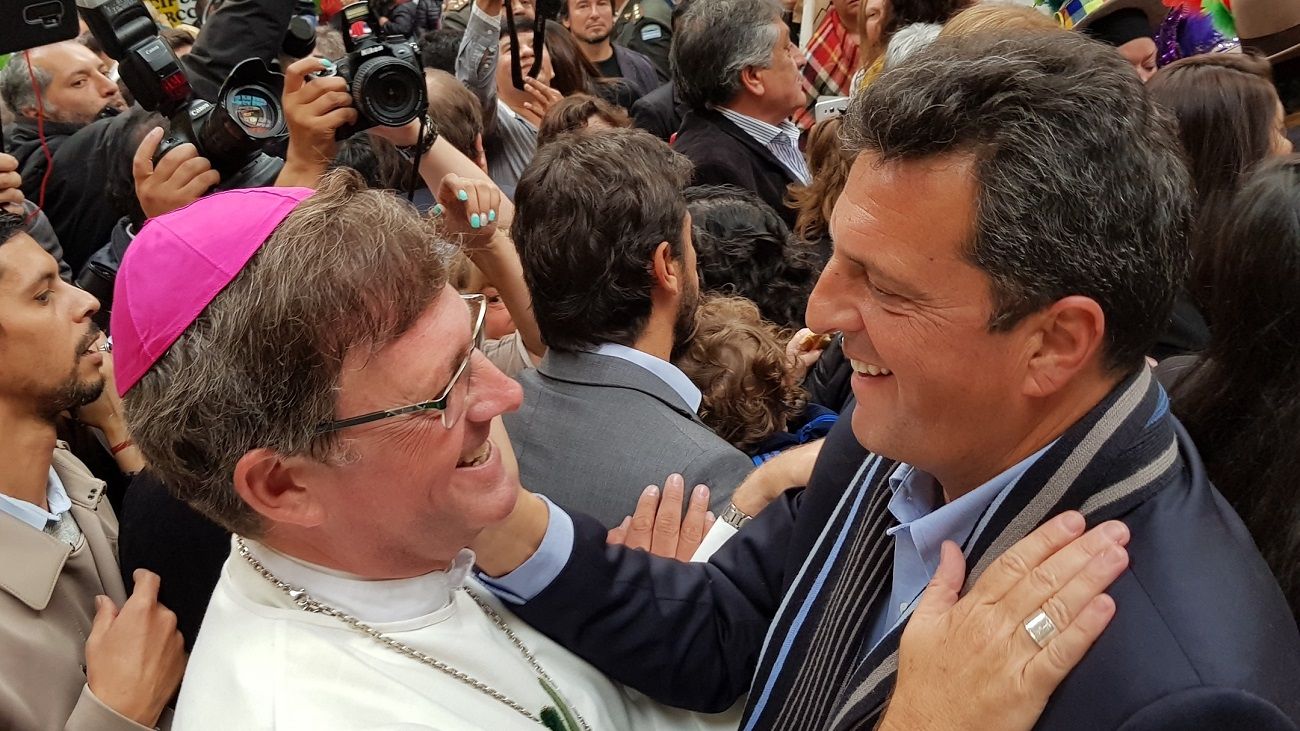 Sergio Massa llegó a Río Gallegos para acompañar la asunción del Obispo Jorge García Cuerva en la Diócesis tras la designación del Papa Francisco.