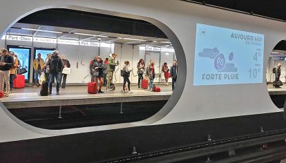 Estaciones tecnológicas. En Lyon, Francia, pasajeros esperan el subte. Hay data del clima y más info proyectada en el andén.