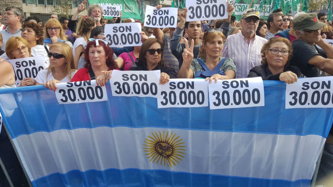 Miles de personas marcharon a Plaza de Mayo por el 24 de marzo | Perfil