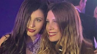 Mónica Ayos junto a su hija Victoria.
