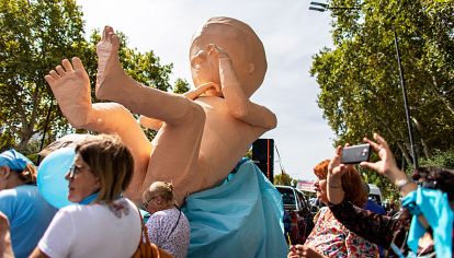 Celestes. Los participantes llevaron pañuelos y banderas argentinas, y un “Bebito” gigante. La consigna fue “#YoMarchoPorLaVida”.
