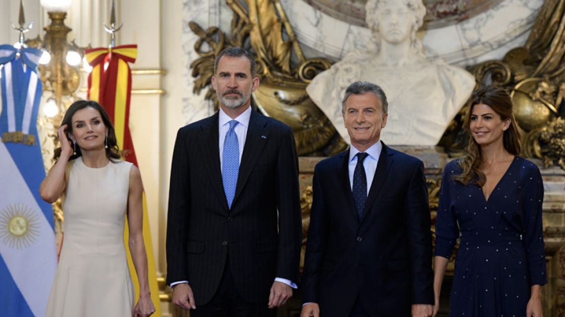 Spain's King Felipe VI (2-L), his wife Queen Letizia (L), President Mauricio Macri (2-R) and his wife First Lady Juliana Awada pose for pictures during the welcoming ceremony at Casa Rosada Presidential Palace in Buenos Aires on March 25, 2019.  