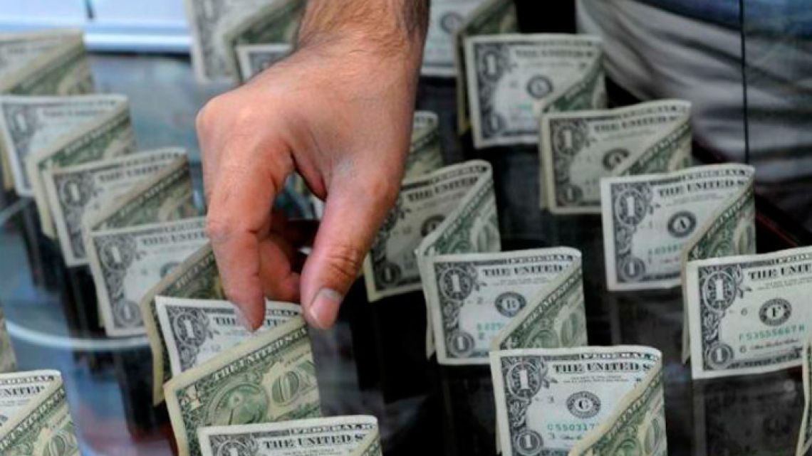 The dollar rose today in the exchange markets, closing at 43.60 pesos per US greenback – a new record high under the Mauricio Macri administration.