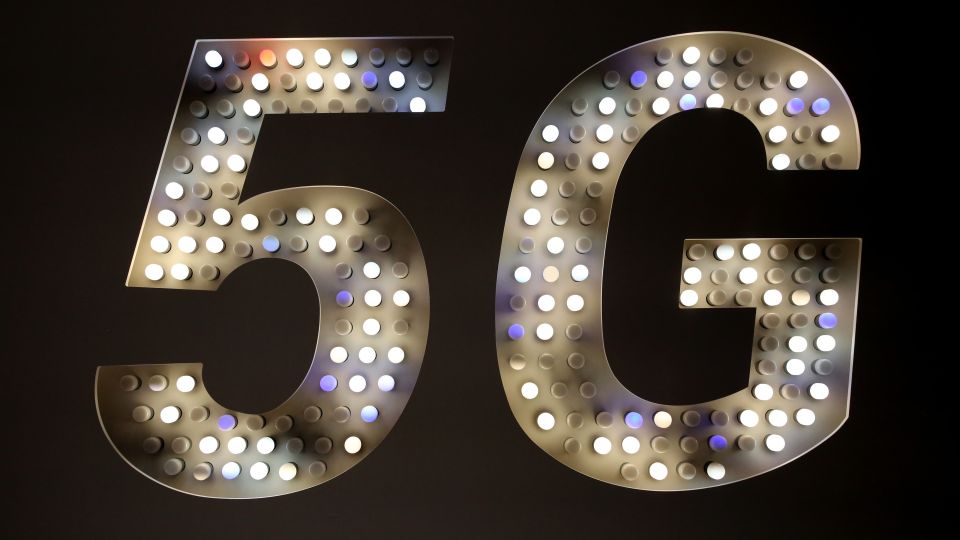 Apple, Qualcomm Wave 5G Flag in Bid for U.S. Help in Dispute