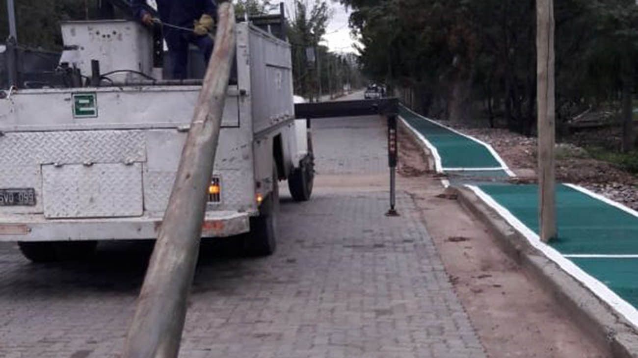 Una ciclovía en Curz del Eje tenía postes de luz en el trayecto.