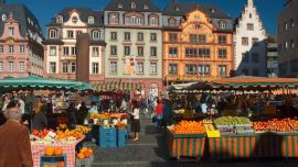 El mercado al aire libre Markt se encuentra en la plaza de Mainz, junto a la catedral.