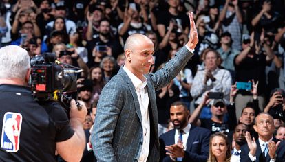 Noche mágica. Manu saluda a sus fans en el AT&T Center, donde hasta se cantó el himno argentino.