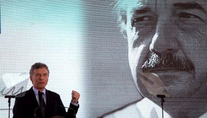 EJEMPLO. Raúl Alfonsín fue uno de los más grandes abanderados de nuestro país. Asumió después de una de las etapas más oscuras de nuestra historia, y trajo luz.