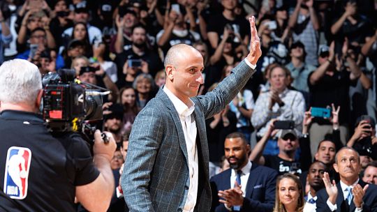 Noche mágica. Manu saluda a sus fans en el AT&T Center, donde hasta se cantó el himno argentino.