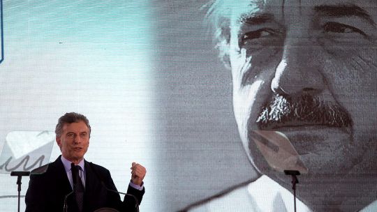 EJEMPLO. Raúl Alfonsín fue uno de los más grandes abanderados de nuestro país. Asumió después de una de las etapas más oscuras de nuestra historia, y trajo luz.