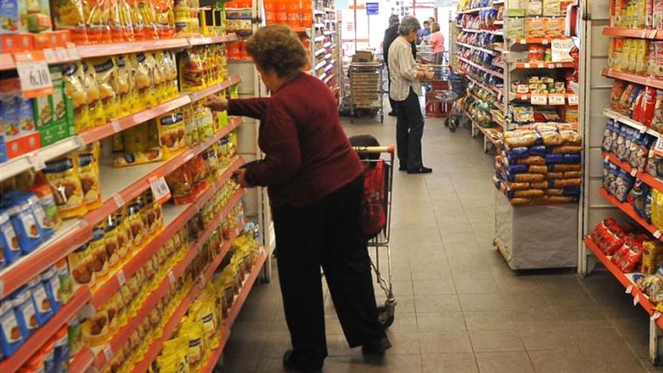 De cerca. Los consumidores revisan precios y buscan ofertas por la pérdida de poder de compra.