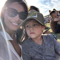 Pampita, súper mamá en el festival de música.