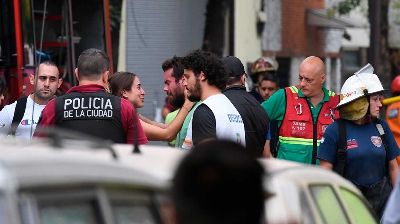 Un hombre de 32 años murió antes de ser rescatado entre los escombros del derrumbe producido hoy en Pavón al 3000, en el barrio porteño de San Cristóbal, informó el director del SAME, Alberto Crescenti.