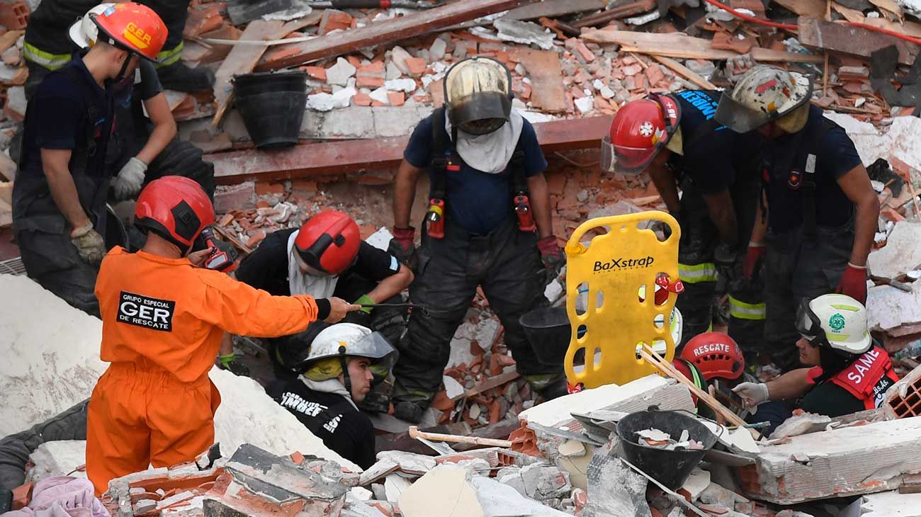 Un hombre de 32 años murió antes de ser rescatado entre los escombros del derrumbe producido hoy en Pavón al 3000, en el barrio porteño de San Cristóbal, informó el director del SAME, Alberto Crescenti.