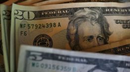 El dólar minorista cayó 60 centavos y cerró a $ 43,70