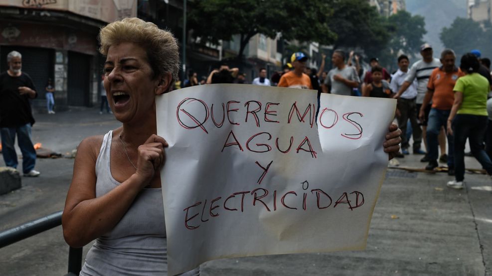 La población de Caracas salió a las calles para protestar el domingo.