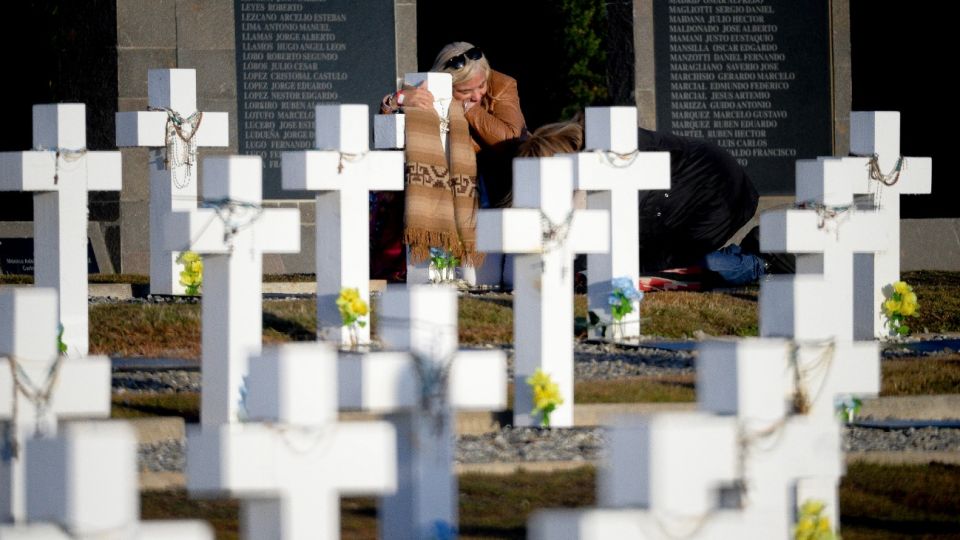 Familiares de caídos en Malvinas en el Cementerio de Darwin, 2018.