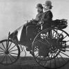 Carl Benzmaneja el Benz Patent Motorwagen Typ III, acompañado por Friedrich von Fisher, un colaborador.