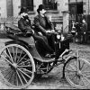Carl Benz maneja el Benz-Patent Motorwagen, el primer auto del mundo. Junto a él Josef Brecht, uno de sus empleados.