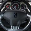 La presentación del habitáculo es muy agradable y las butacas de cuero marrón aportan un toque distintivo.  El instrumental combina tres relojes de aguja con un pequeño display digital.  La selectora ofrece modo secuencial pero no dispone de levas en el volante.  