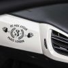 La presentación del habitáculo es muy agradable y las butacas de cuero marrón aportan un toque distintivo.  El instrumental combina tres relojes de aguja con un pequeño display digital.  La selectora ofrece modo secuencial pero no dispone de levas en el volante.  