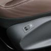 La presentación del habitáculo es muy agradable y las butacas de cuero marrón aportan un toque distintivo.  El instrumental combina tres relojes de aguja con un pequeño display digital.  La selectora ofrece modo secuencial pero no dispone de levas en el volante.  