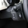 La presentación del habitáculo es muy agradable y las butacas de cuero marrón aportan un toque distintivo.  El instrumental combina tres relojes de aguja con un pequeño display digital.  La selectora ofrece modo secuencial pero no dispone de levas en el volante.  
