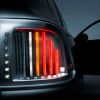 En los autos modernos las luces de giro ya no sólo se emplean para indicar que estamos cambiando el sentido de marcha, también cumplen la función de luces de emergencia y antirrobo. 