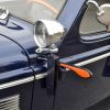 En los autos modernos las luces de giro ya no sólo se emplean para indicar que estamos cambiando el sentido de marcha, también cumplen la función de luces de emergencia y antirrobo. 