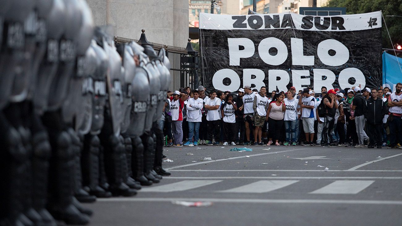 El movimiento Barrios de Pie y otras organizaciones sociales intentaron hoy acampar frente al Ministerio de Desarrollo Social.