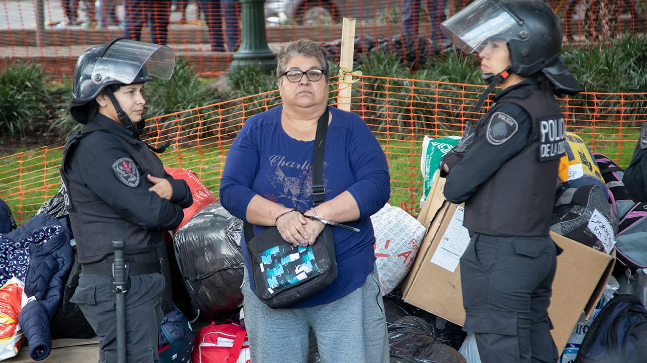 Una mujer es detenida por la policia de la Ciudad durante la protesta de los movimientos sociales frente al ministerio de Desarrollo Social.